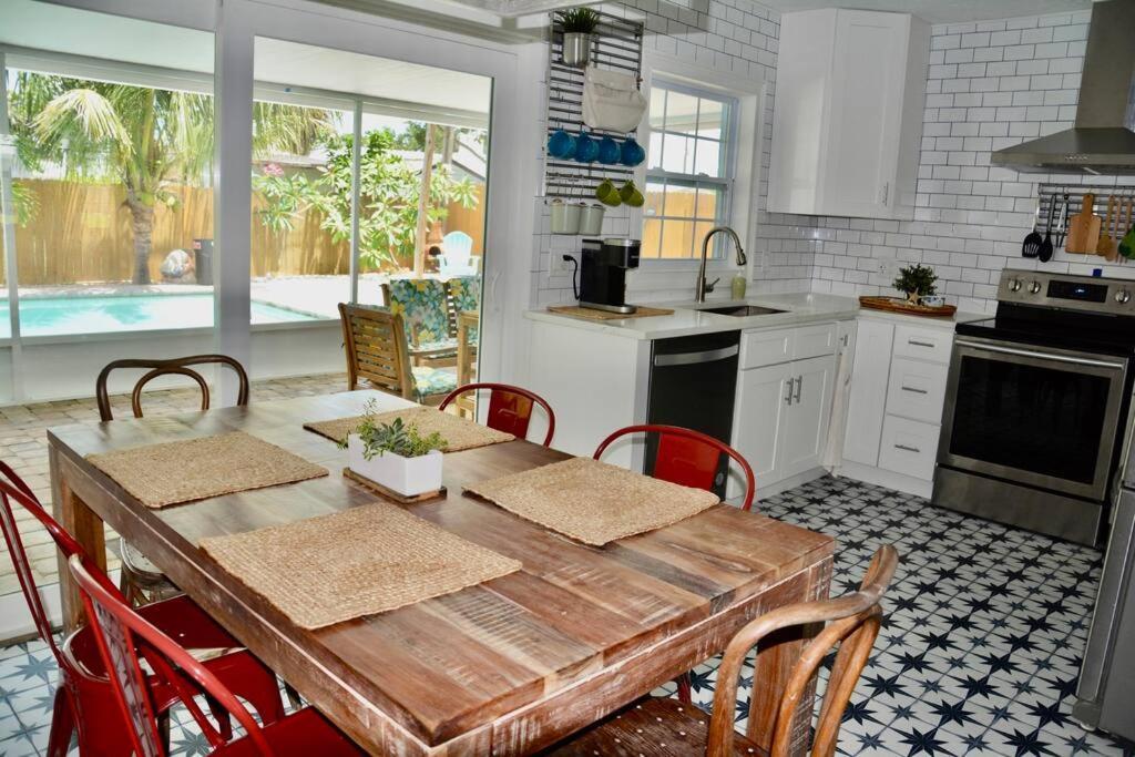 Tropical Retreat Near Beaches, Cruise Terminals Merritt Island Екстериор снимка